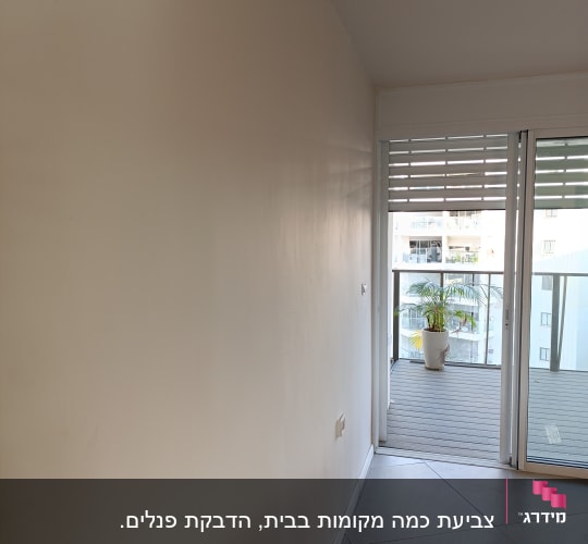 קיר צבוע בלבן עם תאורה טבעית